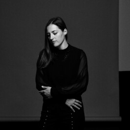 cello-instrument-yoanna-prodanova-serene-calm-expression-on-her-face 