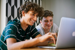 azubi-ausbildung-bewerbung-recruiting-freunde-arbeiten-zusammen