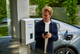 nico-rosberg-using-smartphone-senec-enbw-formula-one-worldchampion