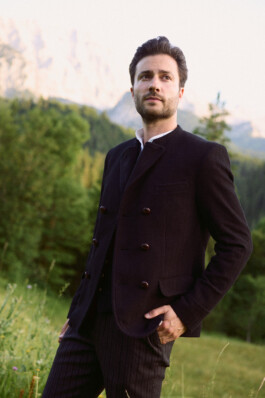 raphael-paratorre-cello-goldmund-quartet-portrait-wearing-gottseidank-schloss-ellmau 