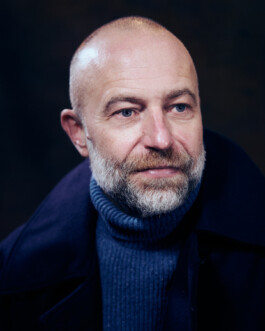 thoughtful-calm-classic-portrait-of-man-with-beard-blue-eyes 