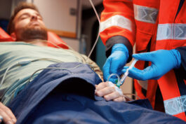 medikament-infusion-spritze-ratiopharm-akrinor-lebensretter-close-up