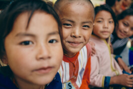 nepal-sweet-kids-open-friendly-eyes-smiling 