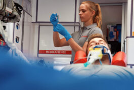 notfall-sanitaeterin-krankenwagen-rettungswagen-arzneimittel-spritzen